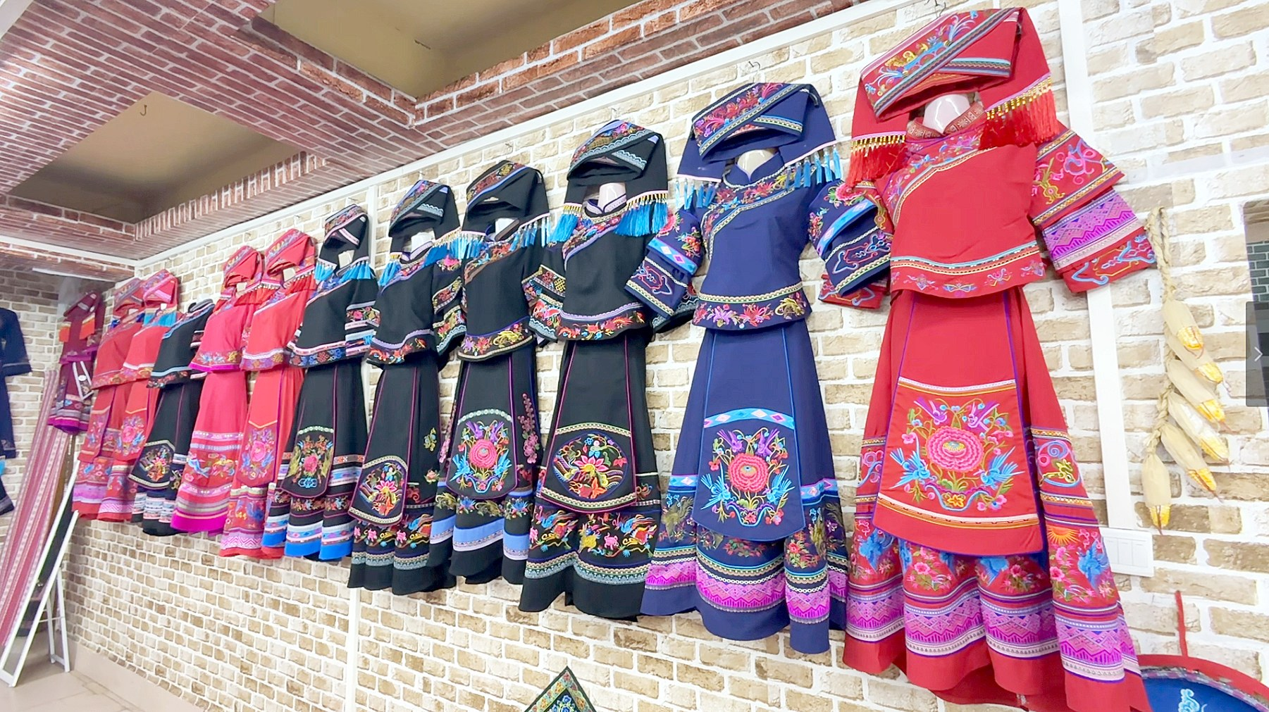 云丝民族服饰